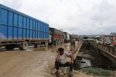  विनयी खोलामा डाइभर्सन निर्माण नगरिने, मालवाहक सवारी सञ्चालनमा रोक 